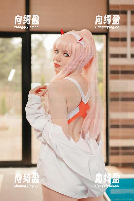 照相机前的Alina Becker，捕捉《DarlingintheFranxx零二》泳池写真那一瞬